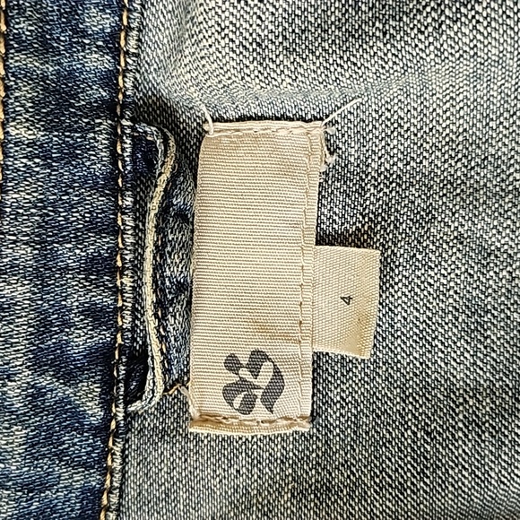 Cropped Denim Hudson Bay Jacket. - Picture 3 of 3